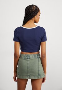 Nike Sportswear TREND TEE - Paprasti marškinėliai - obsidian