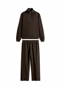Mørkebrun træningsdragtsæt, der inkluderer en sweatshirt med høj krave og lynlås samt paneldesign og matchende bukser med elastisk talje. Blød stofstruktur.