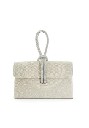 Pochette en matériau texturé beige clair avec une anse en métal argenté et une fermeture à rabat plié.