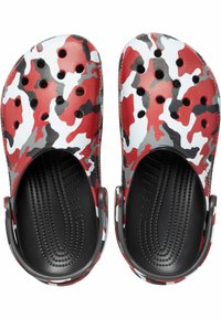 Scarpe con un motivo camouflage rosso, nero e grigio, realizzate in materiale leggero, dotate di fori di ventilazione e un interno testurizzato nero.