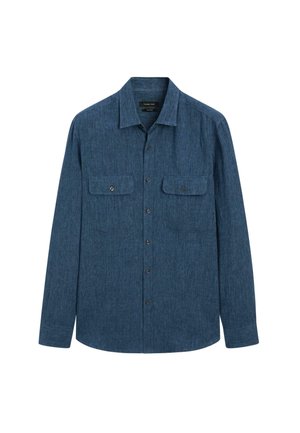 Lichtblauwe denim shirt met lange mouwen, kraag, knopen aan de voorkant en twee knoopzakken op de borst, plat gelegd op een witte achtergrond.