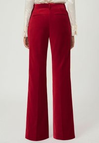 Röda vida byxor med en slät textur, med hög midja, fickor på baksidan och en skräddarsydd passform för en strukturerad look.