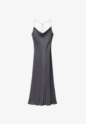 Satenasta večerna obleka, temno siva, ozka silhueta, V-izrez s spaghetti naramnicami. Gladka tekstura, padajoči rob in minimalističen dizajn.