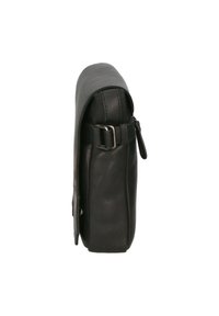 Borsa in pelle nera con texture liscia, forma rettangolare, chiusura a ribalta e dettaglio a fibbia laterale. Include una tasca con zip.
