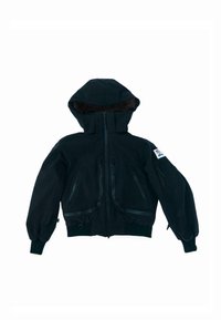 Schwarze Kapuzenjacke mit durchgehendem Reißverschluss, mehreren Reißverschlusstaschen, elastischen Bündchen und einem kleinen Patch auf dem linken oberen Ärmel.