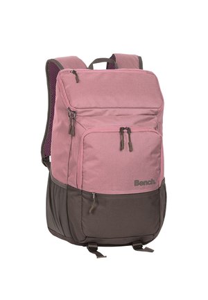 Sac à dos Bench rose et gris foncé avec plusieurs compartiments zippés et des bretelles rembourrées.