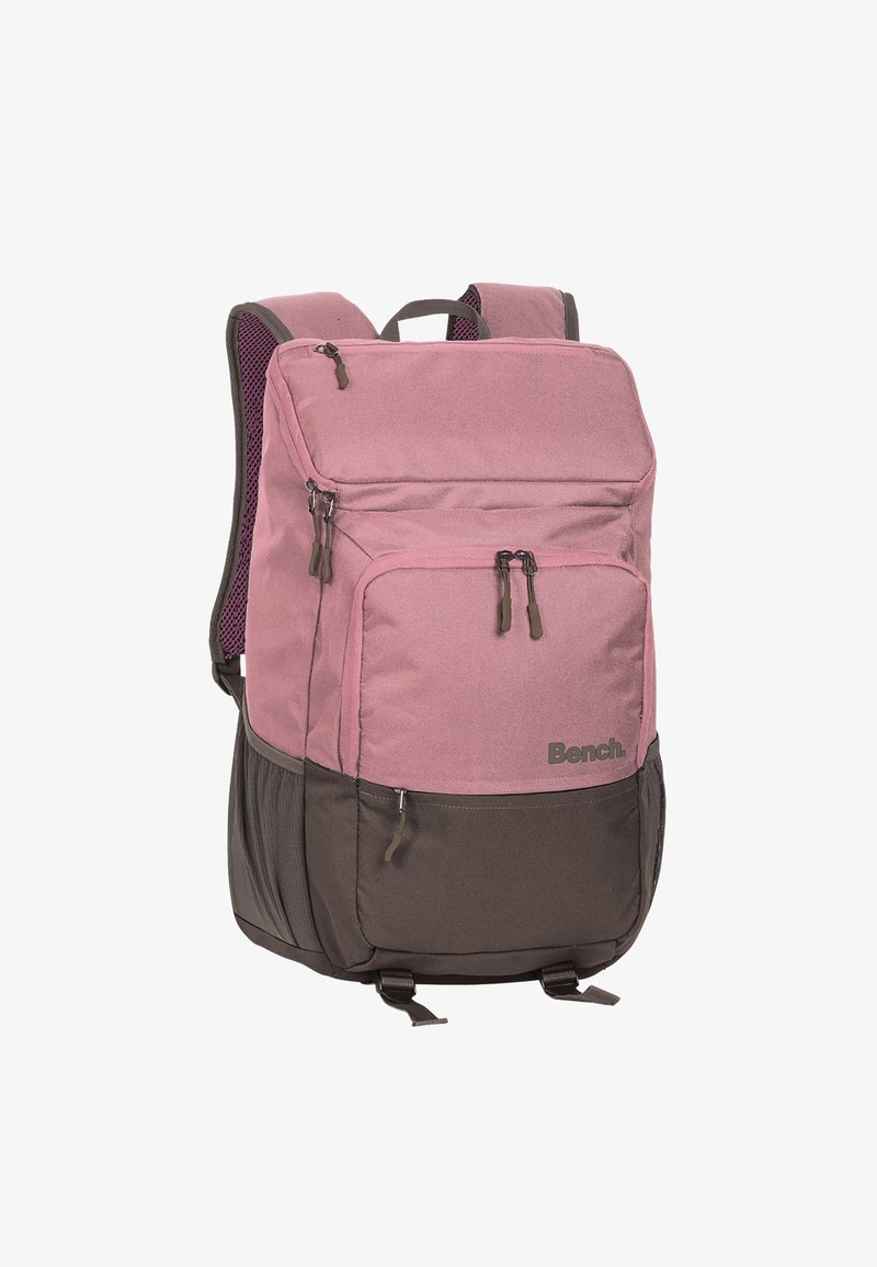 Sac à dos Bench rose et gris foncé avec plusieurs compartiments zippés et des bretelles rembourrées.