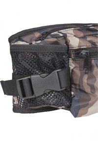 Borsa con motivo mimetico, dotata di una tasca in rete nera e di una tracolla regolabile con fibbia. Presenta una chiusura con zip e una texture di tessuto resistente.