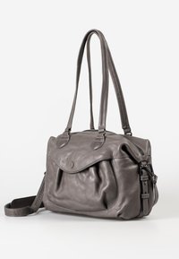 Borsa a tracolla grigia in pelle con due manici, finitura texturizzata, patta con chiusura a scatto e tracolla regolabile. Presenta dettagli di cucitura.