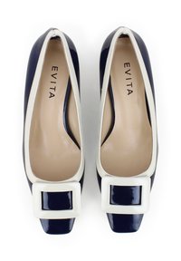 Marineblaue Lacklederballerinas mit einer cremefarbenen Borte und einer großen weißen rechteckigen Schnalle an der Spitze. Glatte Textur mit einem runden Zehendesign.