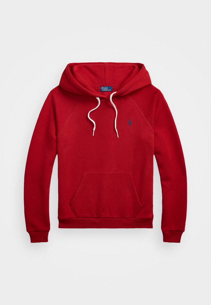 Sarkans kapucei, kas izgatavots no kokvilnas maisījuma, ar kengura kabatu, ribotām piedurknēm, aukliņu kapuci un nelielu zilu logotipu uz krūtīm.