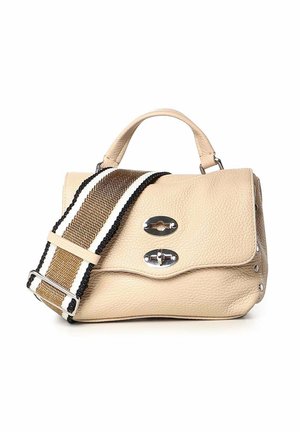 Bolso de mano de piel beige con asa superior y cierres giratorios plateados, con una correa ancha tejida en rayas marrones, blancas y negras.