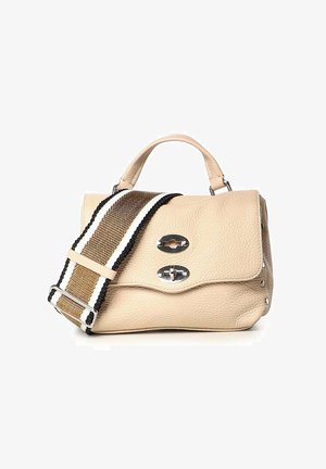 Bolso de mano de piel beige con asa superior y cierres giratorios plateados, con una correa ancha tejida en rayas marrones, blancas y negras.