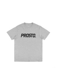 Szara bawełniana koszulka z krótkim rękawem, okrągłym dekoltem i dużym czarnym logo "PROSTO." nadrukowanym na piersi. Miękka faktura.
