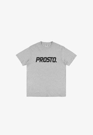 Szara bawełniana koszulka z krótkim rękawem, okrągłym dekoltem i dużym czarnym logo "PROSTO." nadrukowanym na piersi. Miękka faktura.