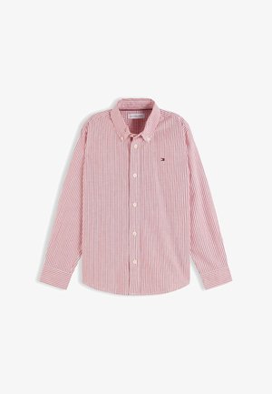 Chemise à manches longues rayée verticalement rouge et blanche avec col boutonné et petit logo brodé sur la poitrine gauche.