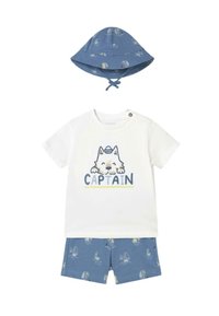 Conjunto infantil de algodón que incluye una camiseta blanca de manga corta con un gráfico de un perro y el texto "CAPITÁN", acompañado de pantalones cortos azules con estampado de veleros y un sombrero tipo cubo azul.