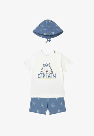 Outfit per bambini in cotone composto da una maglietta bianca a maniche corte con grafica di un cane e la scritta "CAPTAIN", abbinata a pantaloni corti blu con motivi a veliero e un cappello a secchiello blu.