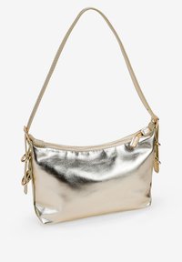 Bolso de hombro metálico dorado con una textura suave, cierre con cremallera y acentos decorativos de hardware en los laterales. Presenta una correa ajustable y delgada.