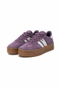 Zapatillas de ante púrpura con rayas blancas, suelas de goma y diseño de punta redonda. Presentan una parte superior texturizada y un talón reforzado.