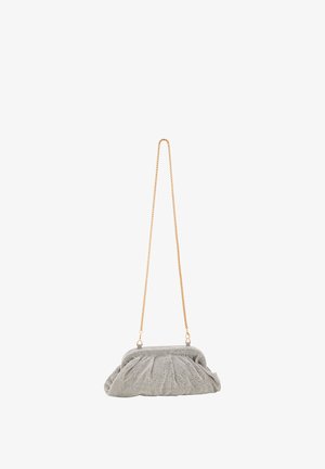 Grau karierte Stoffhandtasche mit gerafftem Design, goldener Kettenriemen und Klappenverschluss. Weiche Textur und kompakte Form.