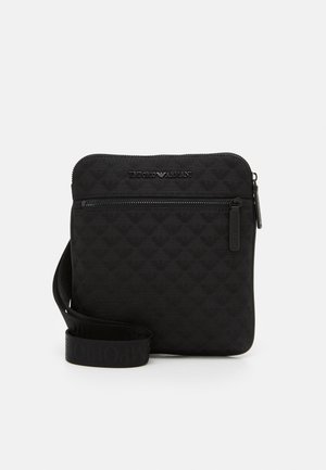 Zwarte Emporio Armani crossbodytas met voorvakje met rits, verstelbare riem en subtiel dambordpatroon.