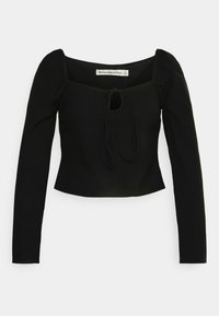 Top preto de manga longa com decote quadrado, abertura frontal com laços e design justo, feito de tecido suave e texturizado.