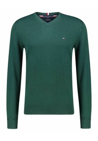 Maglione verde a collo a V, lavorato a maglia, con maniche lunghe e orlo a coste. Presenta un piccolo logo sul petto e un colletto interno a righe.