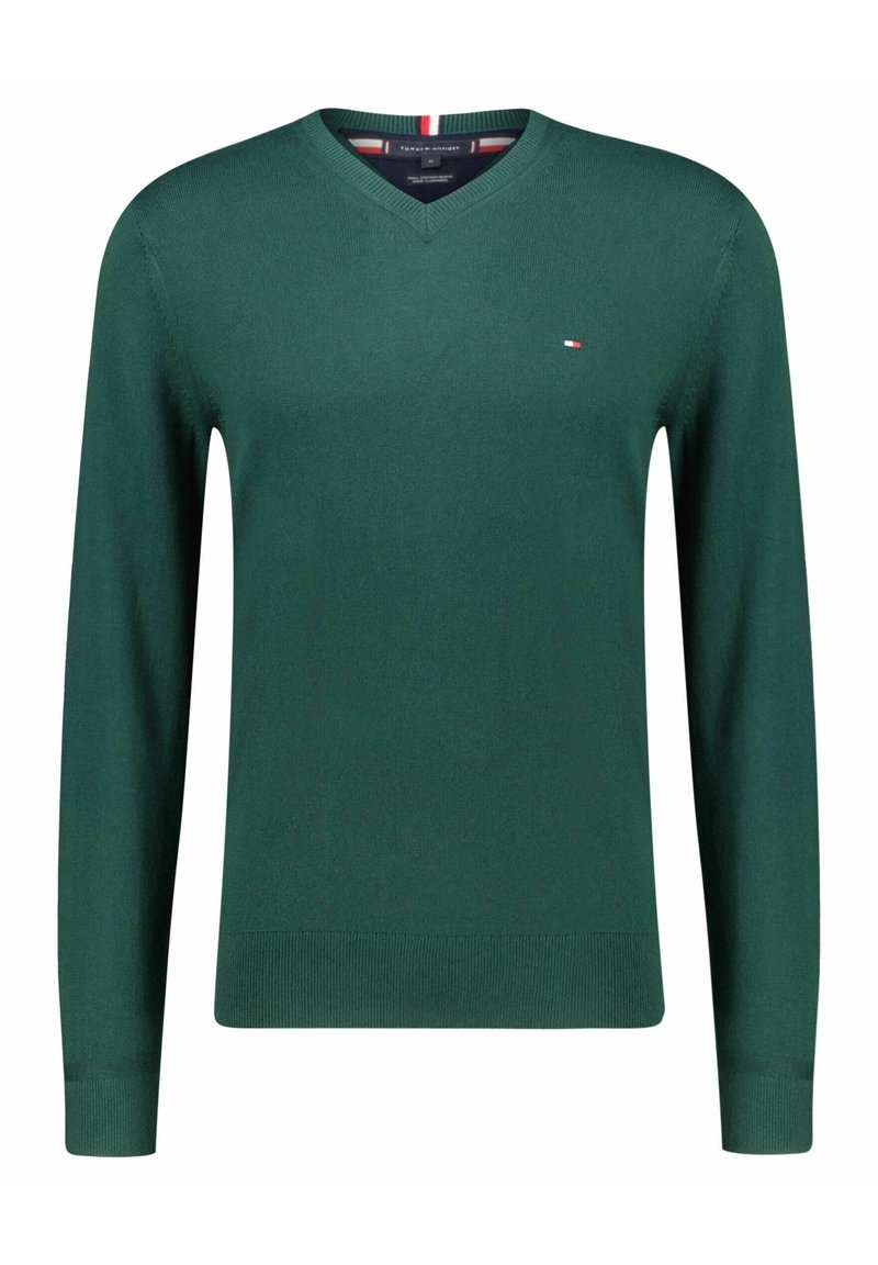 Maglione verde a collo a V, lavorato a maglia, con maniche lunghe e orlo a coste. Presenta un piccolo logo sul petto e un colletto interno a righe.