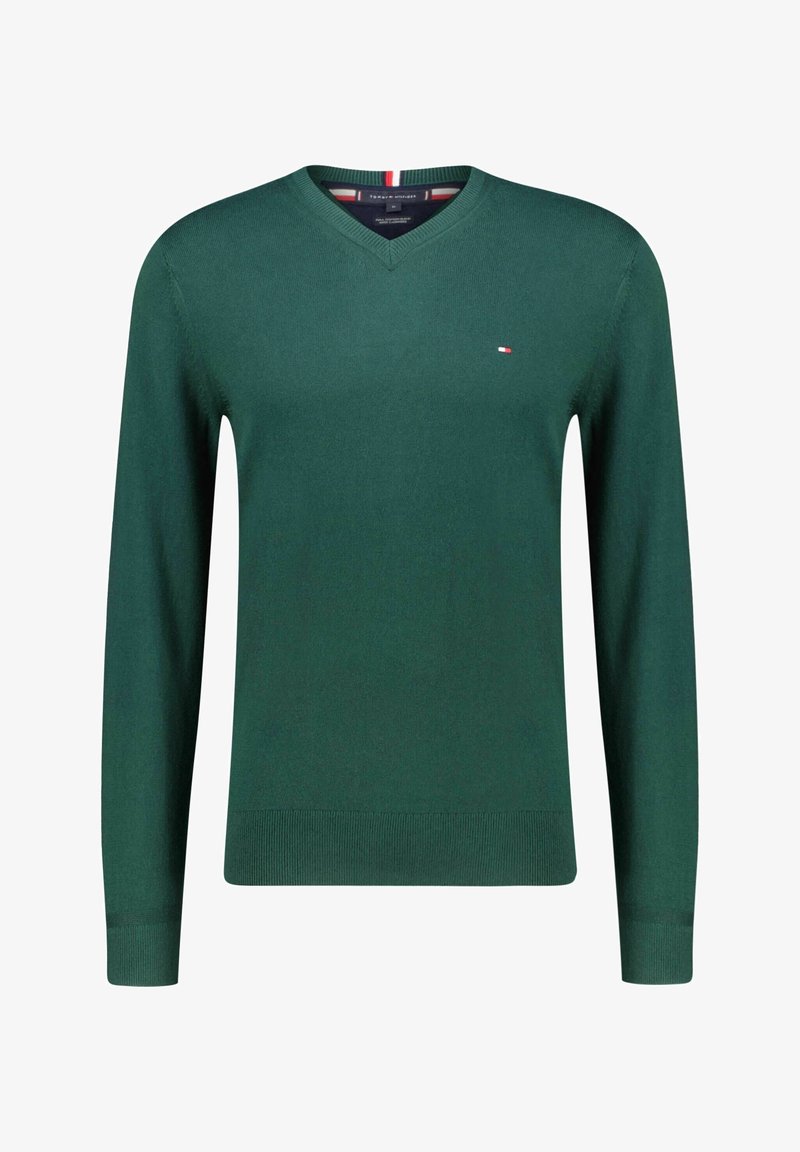 Maglione verde a collo a V, lavorato a maglia, con maniche lunghe e orlo a coste. Presenta un piccolo logo sul petto e un colletto interno a righe.