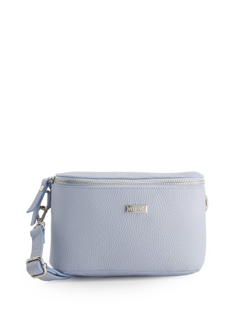 Lyseblå læder crossbody taske med tekstureret finish, lynlås-lukning og justerbar rem. Har en sølv logo plade på forsiden.