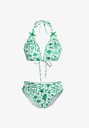 Wit- en groen bikini setje met tropische en zee-thema prints, waaronder schelpen, palmbomen en vissen, met een haltertop en bikinibroekje met strikzijkant.