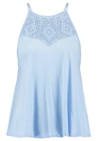 Débardeur bleu clair avec un motif en dentelle sur le corsage, des bretelles fines et un style ample et fluide avec une texture lisse.