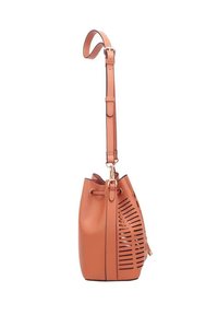 Borsa a secchiello in eco-pelle color beige con cuciture tono su tono, motivo tagliato sui lati, tracolla regolabile e dettagli in acciaio dorato.