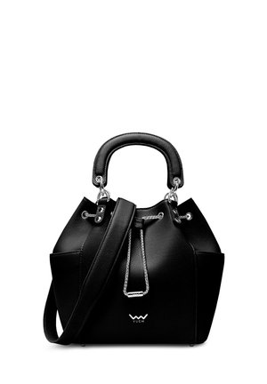 Schwarze Ledertasche mit strukturierter Form, zwei oberen Griffen, verstellbarem Schulterriemen, silberner Hardware und Branding auf der Vorderseite.