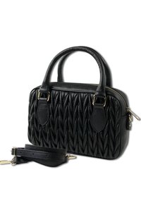 Zwarte leren handtas met quilted textuur, dubbele handvatten en afneembare schouderriem. Voorzien van gouden hardware en een ritssluiting. Compact rechthoekig formaat.