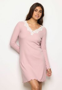 Rochie roz cu mânecă lungă, decolteu în formă de V, împodobită cu dantelă albă. Prezintă o textură striată și un tiv cu margine ondulată.