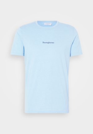 Világoskék pamut póló rövid ujjakkal és kerek nyakkal. A mellkason középen sötétkék "Buongiorno" felirat található.