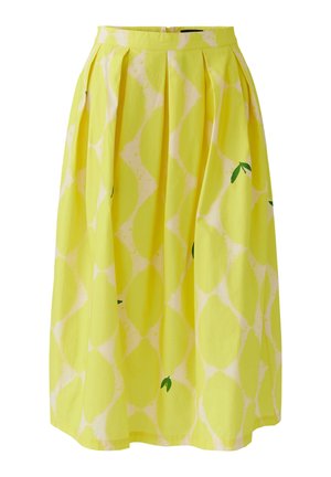 Gele midirok met plooien en een citroenpatroon met groene bladeren op een witte achtergrond.