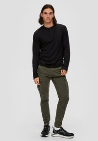 QS SLIM FIT STYLE - Cargohose - olivgrün