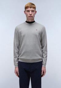 Lichtgrijze sweatshirt met een ronde hals, ribbels aan de mouwen en onderrand. Heeft een klein rood logo op de borst. Glad van structuur.