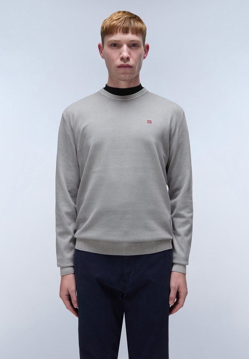 Lichtgrijze sweatshirt met een ronde hals, ribbels aan de mouwen en onderrand. Heeft een klein rood logo op de borst. Glad van structuur.