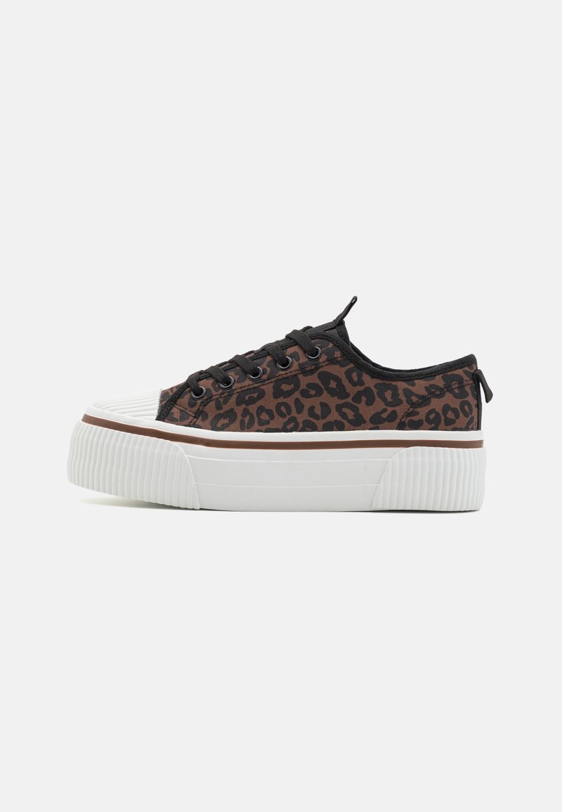 Leopardmönstrade sneakers med svarta snören, en strukturerad vit plattformssula och en räfflad design på sidosulan och tåhuvudet.