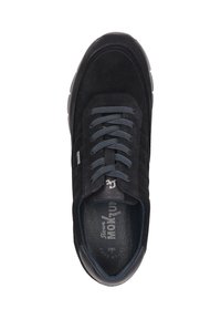 Baskets en daim noir avec surface texturée, lacets ton sur ton, semelle en caoutchouc et détail de logo sur la languette. Design à bout fermé.