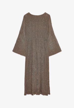Robe midi plissée marron avec de larges manches en cloche et taille cintrée, en tissu à rayures verticales texturées et col rond.