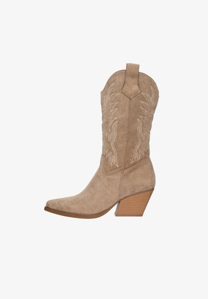 Botte de cowboy en daim beige avec un bout pointu, des détails brodés et un talon empilé. Dispose d'une languette pour un enfilage facile.