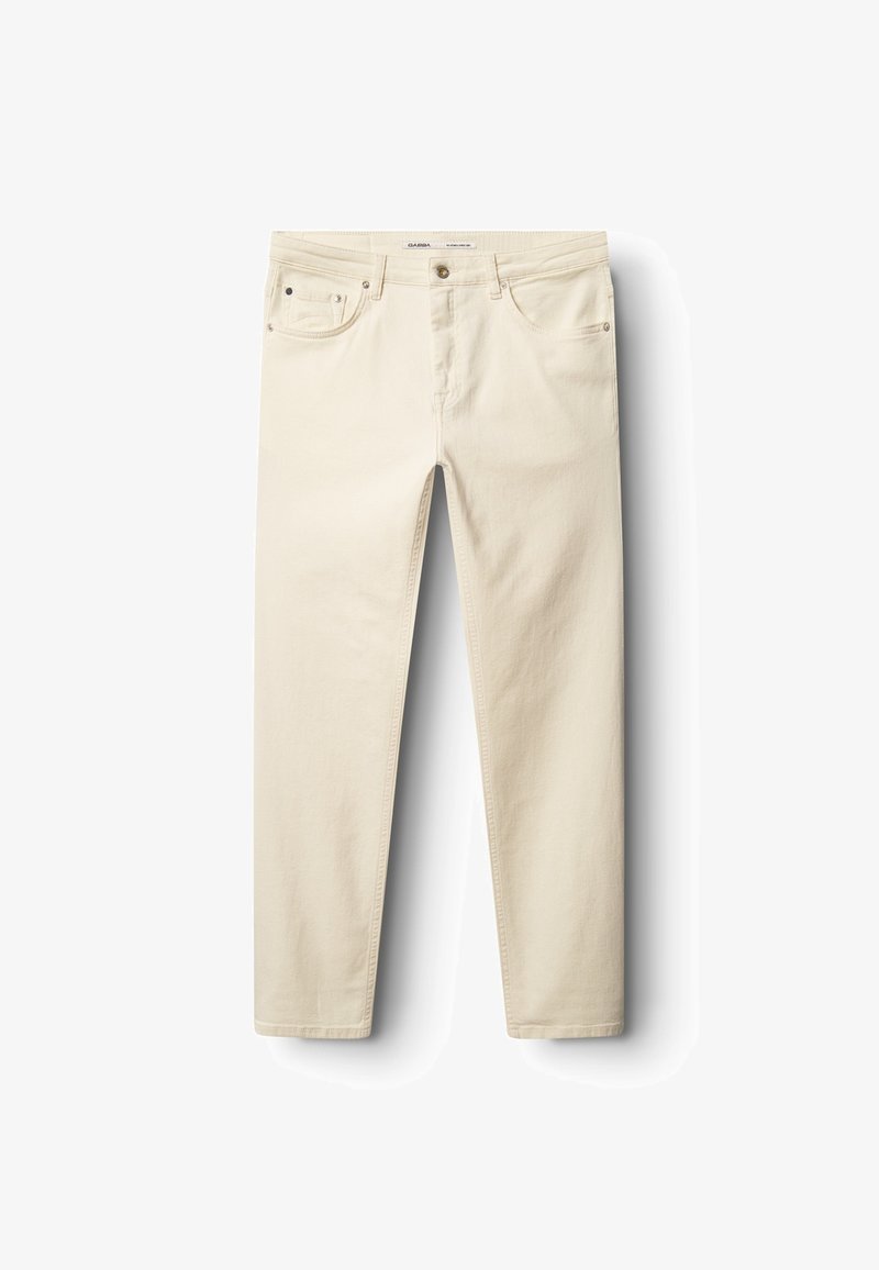 Blugi bej cu croială slim din bumbac, prevăzuți cu închidere cu nasturi, cinci buzunare și detalii subtile de cusături. Textură netedă și design simplu.