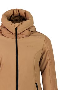 Chaqueta aislante marrón con un cuello alto, que presenta un zipper negro y un logo sutil. Textura suave y diseño ajustado con bolsillos laterales.