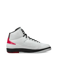 Höga sneakers med överdel i vit läder, svarta snören och en dekorativ röd accent på hälen. Mörk gummisula och perforerade detaljer.