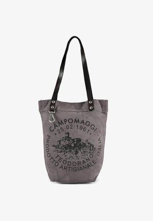 Sac tote en toile grise avec des anses en cuir noir. Comprend un motif imprimé de château et le logo de la marque, agrémentés de rivets décoratifs et d'une fermeture à clip.